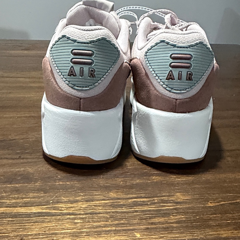 Nike Air Max LV8 platform Women's Sneakers - Picture 2 of 6